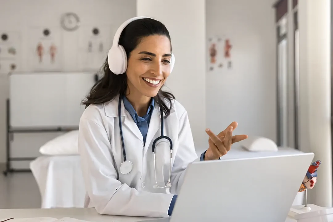 Professionnelle de la santé portant un casque lors d’une consultation en ligne.
